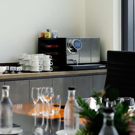 풀먼 브리즈번 공항 호텔 외부 사진 A coffee machine in a meeting room
