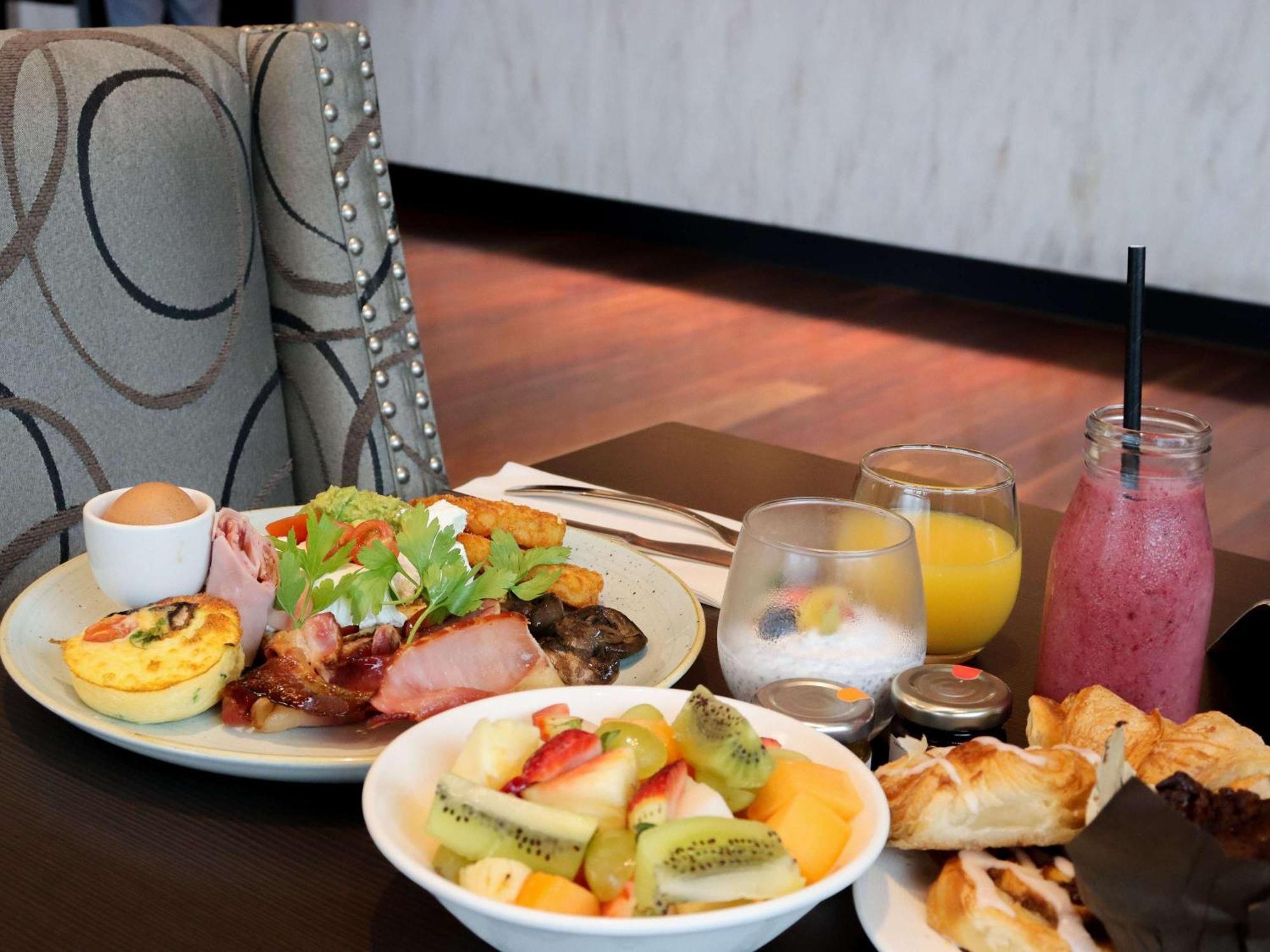 풀먼 브리즈번 공항 호텔 외부 사진 A selection of breakfast items