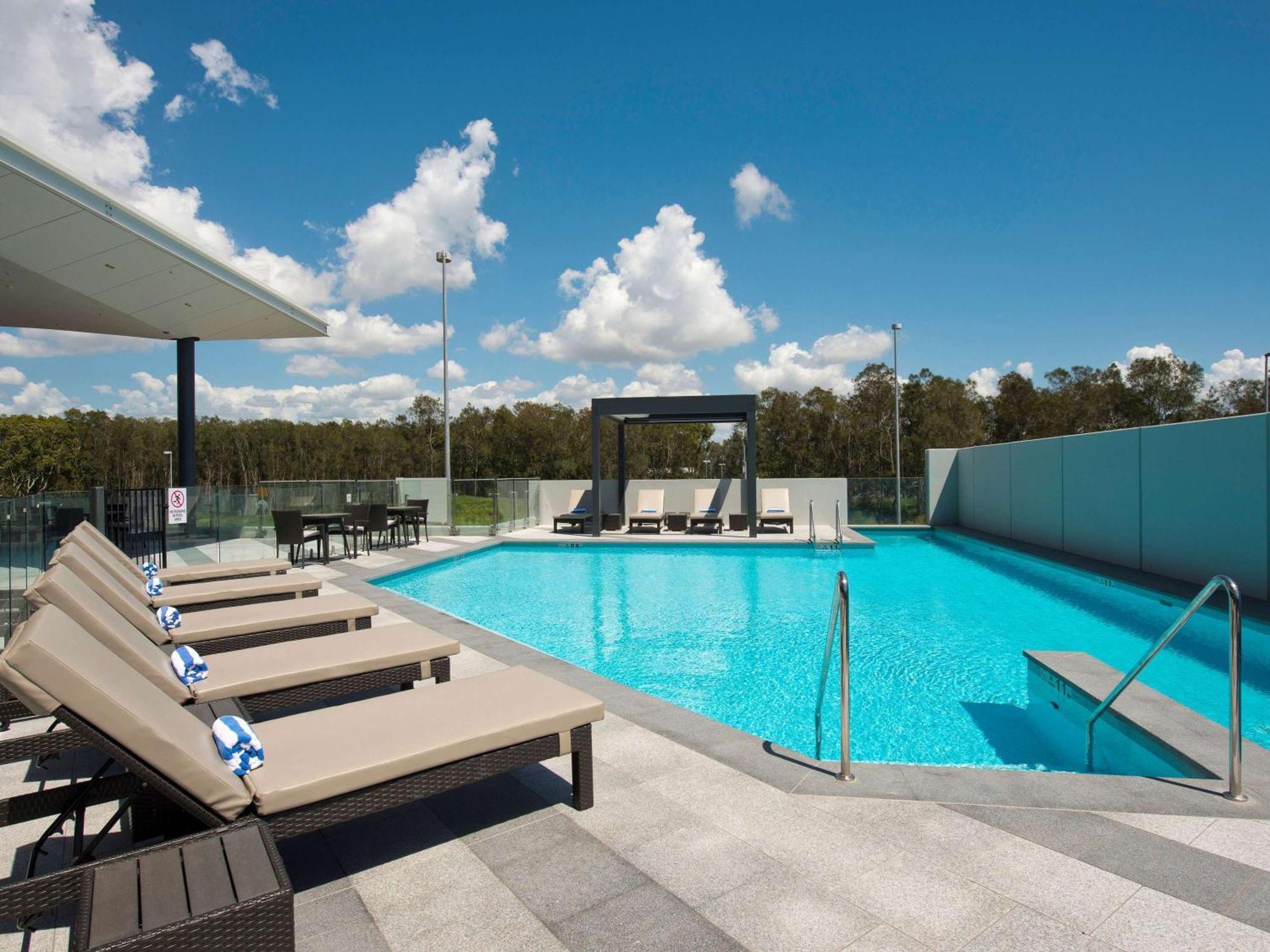 풀먼 브리즈번 공항 호텔 외부 사진 The rooftop pool at the hotel