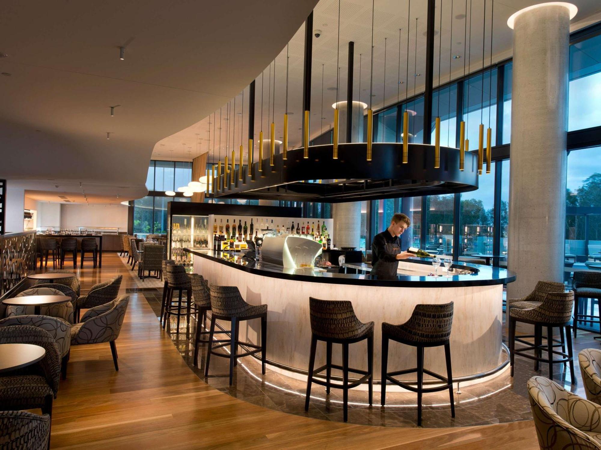 풀먼 브리즈번 공항 호텔 외부 사진 The bar at the London Hilton on Park Lane