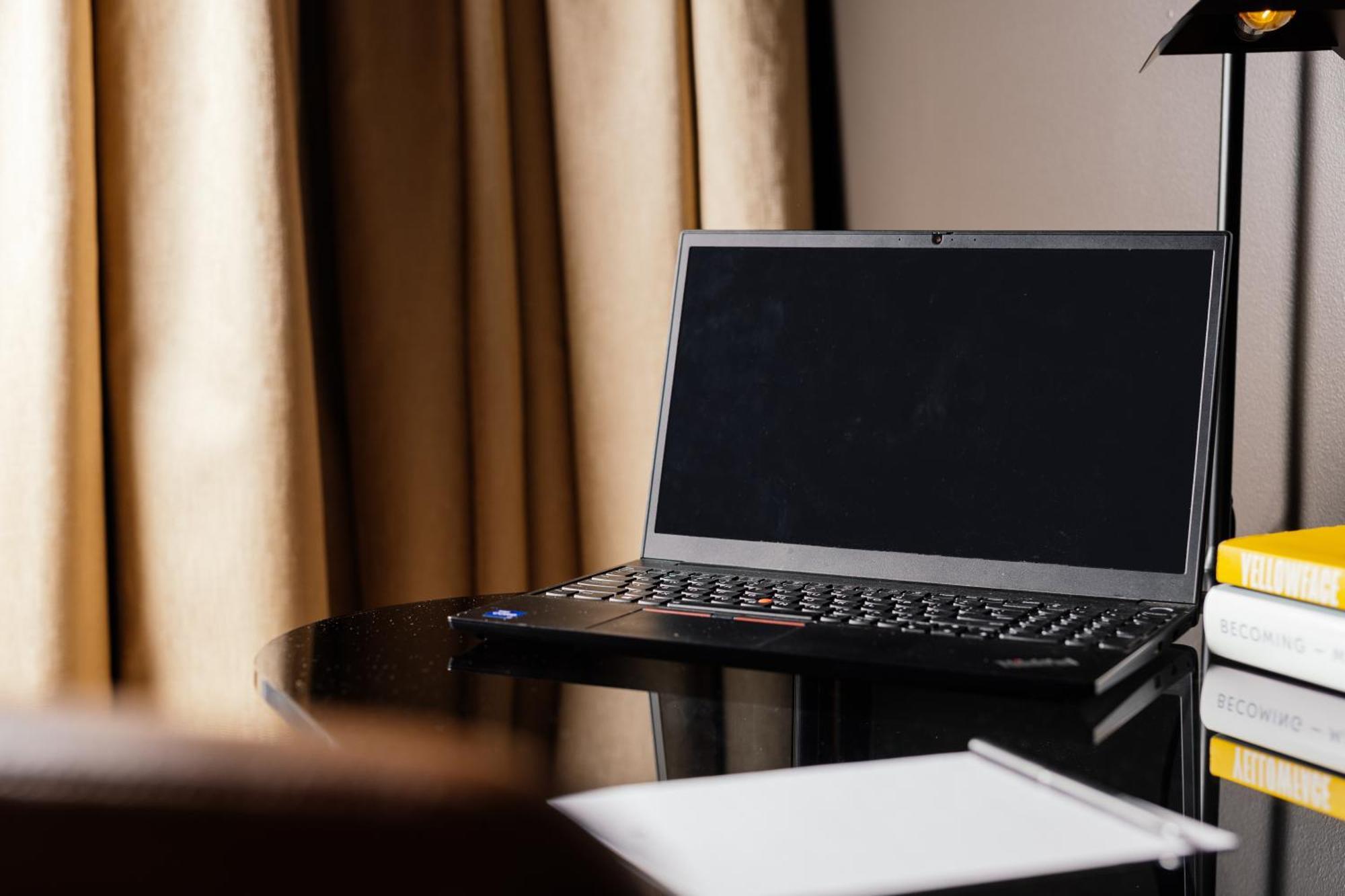 풀먼 브리즈번 공항 호텔 외부 사진 A laptop computer