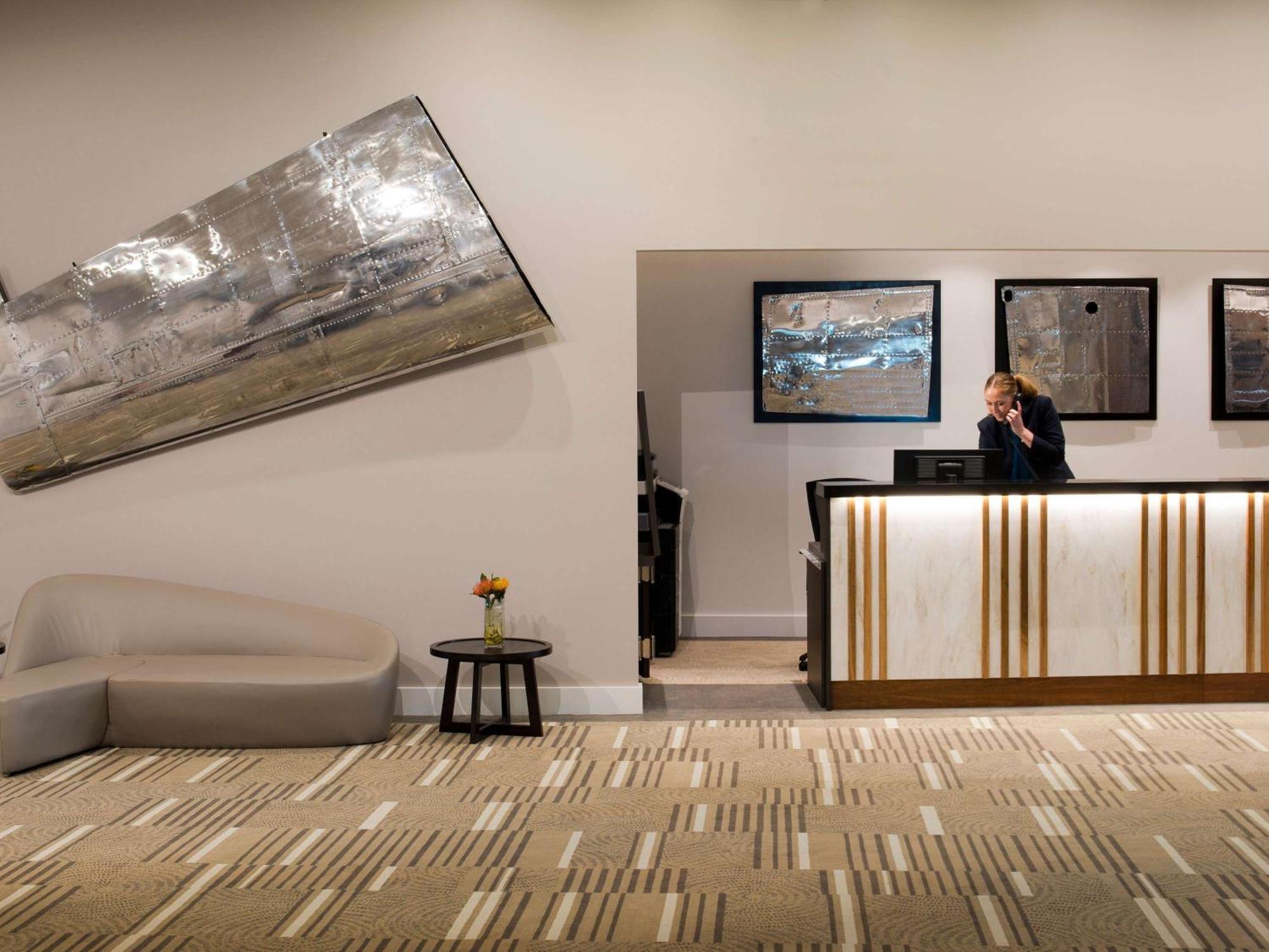 풀먼 브리즈번 공항 호텔 외부 사진 The reception area at the hotel
