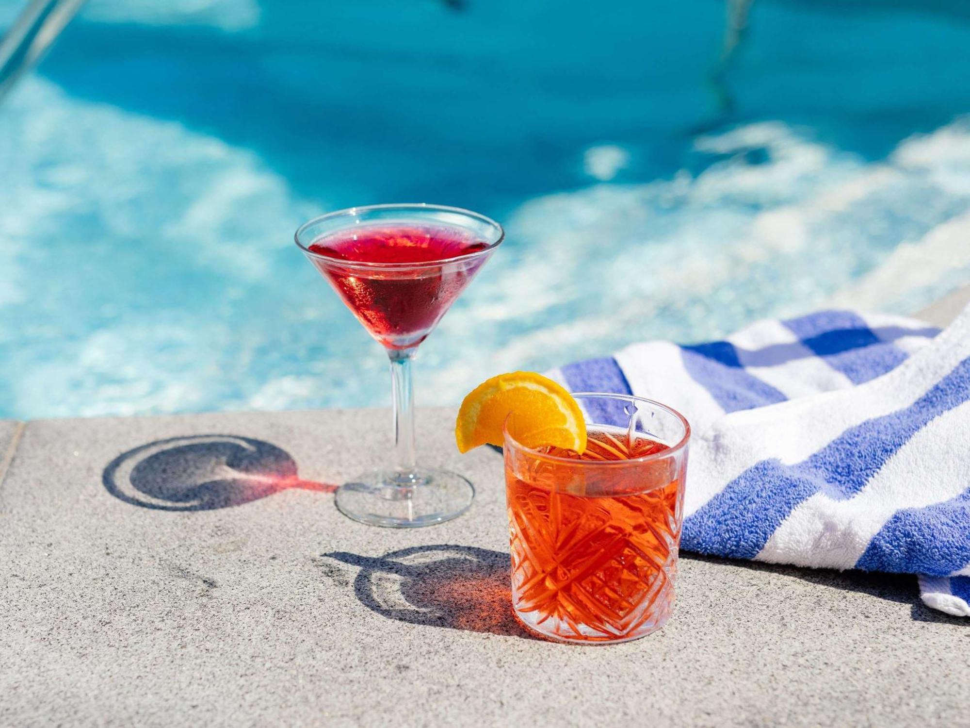 풀먼 브리즈번 공항 호텔 외부 사진 A cosmopolitan (left) and a Negroni (right)