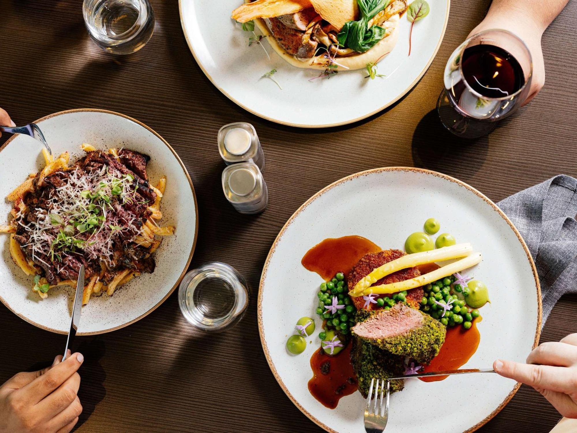 풀먼 브리즈번 공항 호텔 외부 사진 Dishes at the restaurant