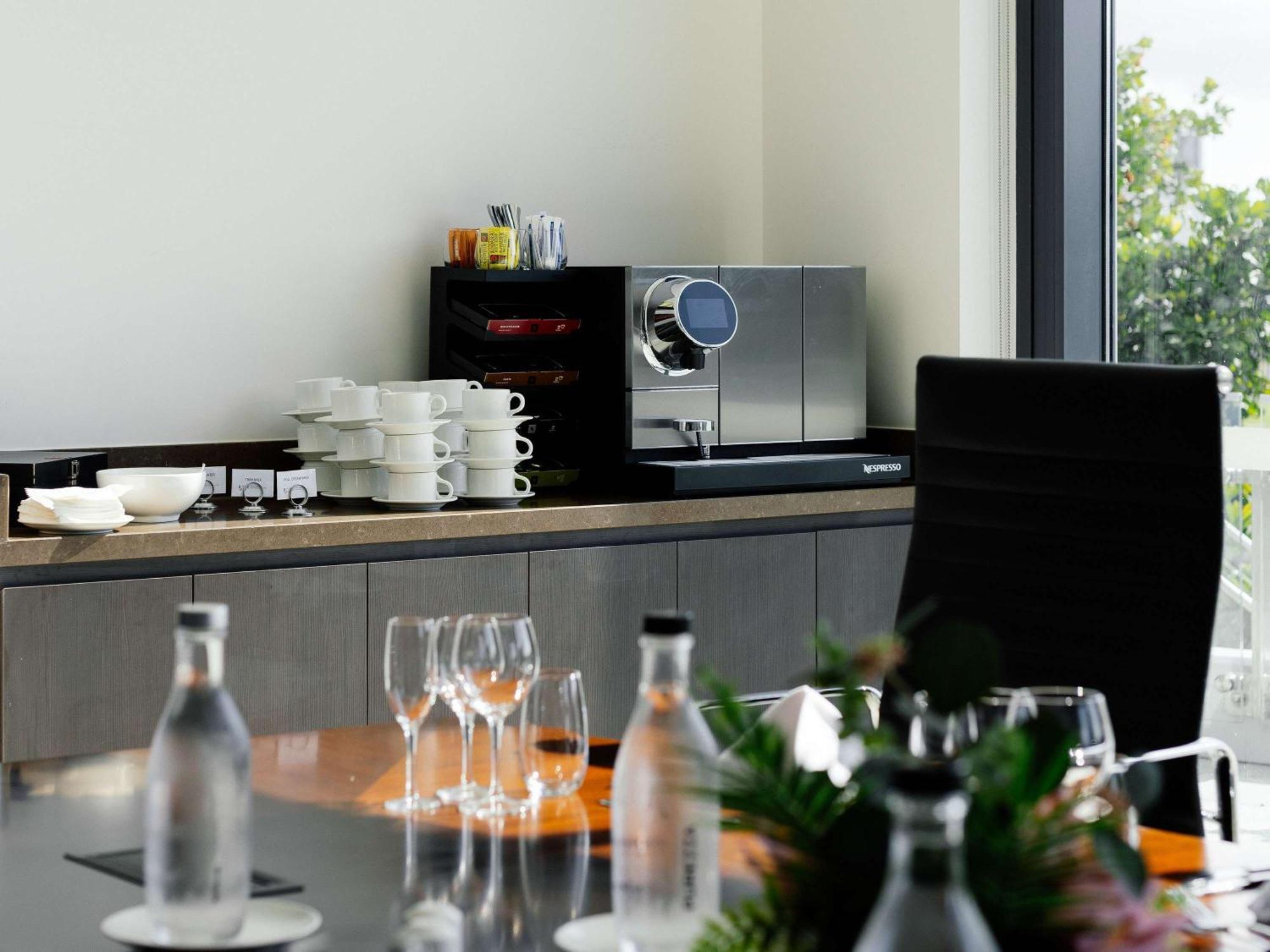 풀먼 브리즈번 공항 호텔 외부 사진 A coffee machine in a meeting room