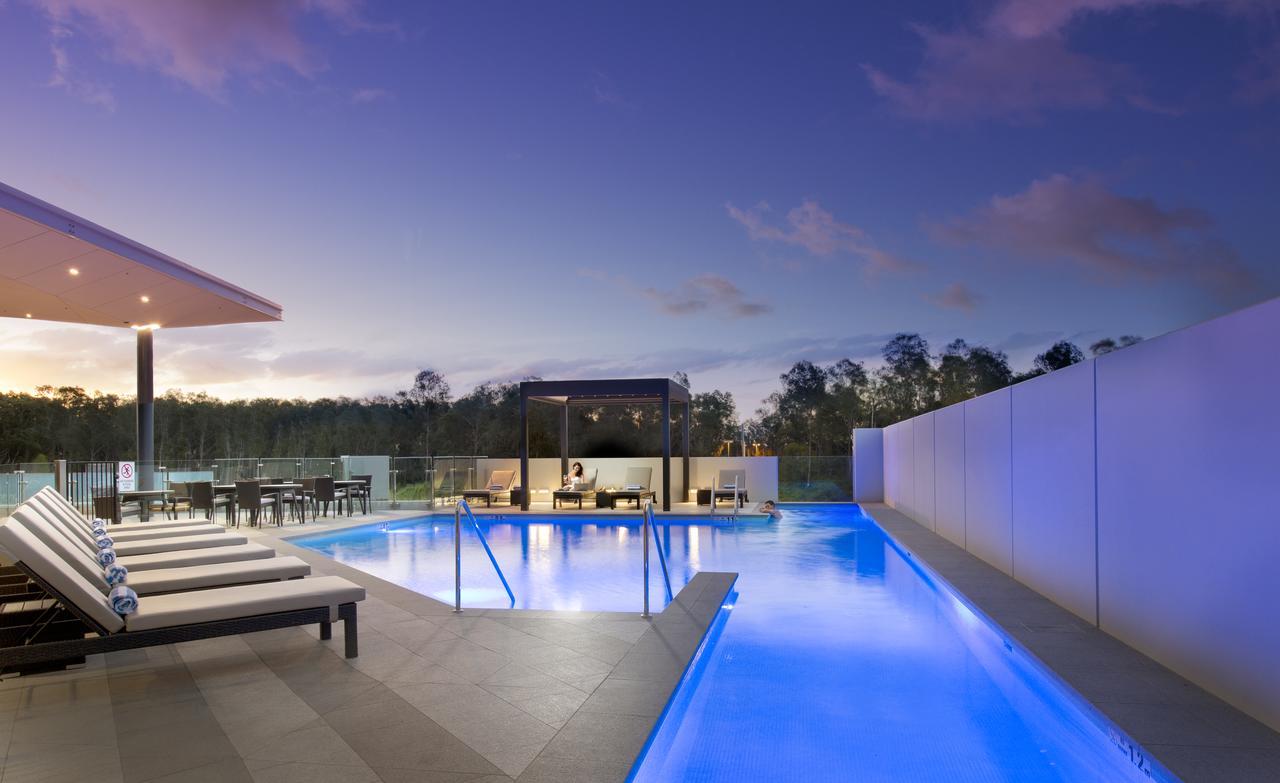 풀먼 브리즈번 공항 호텔 외부 사진 The pool at the home of Australian cricket player Glenn McGrath