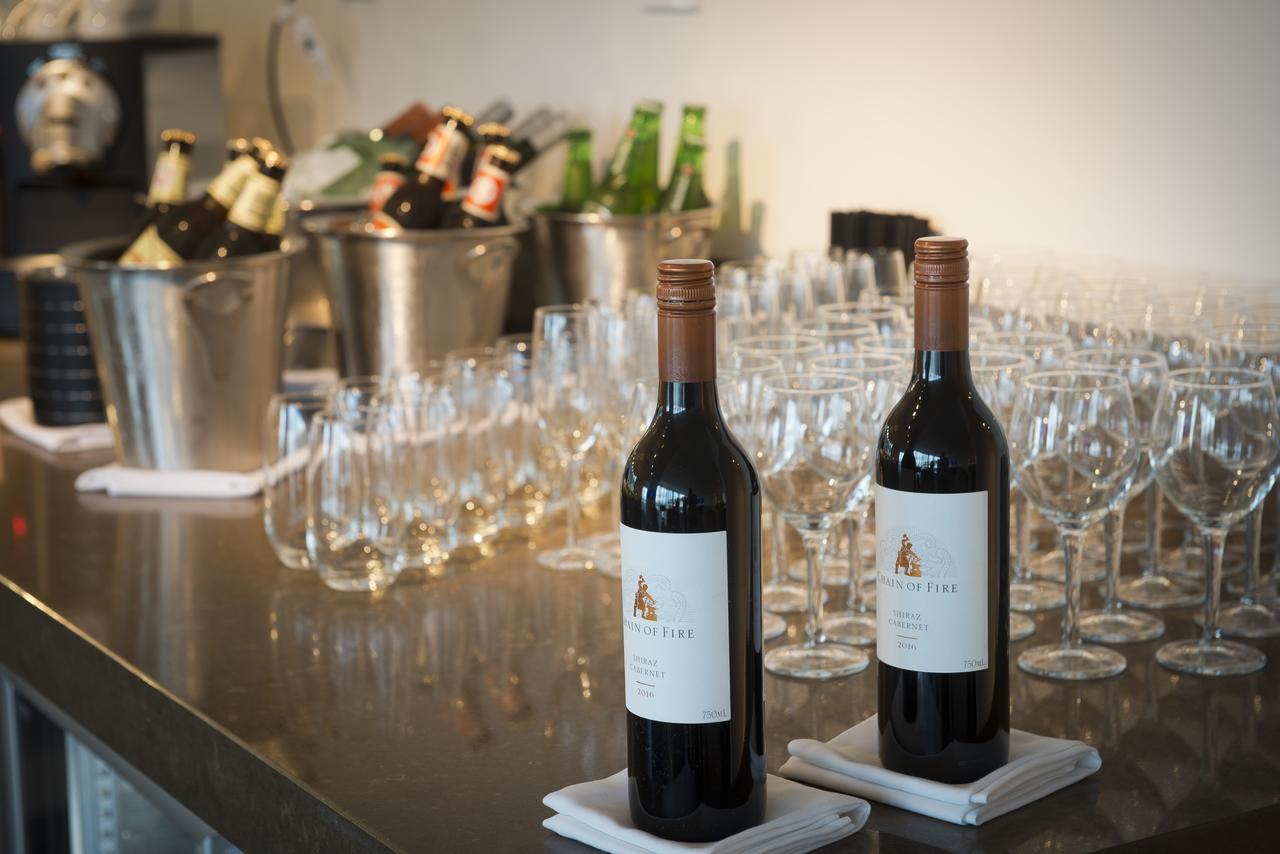 풀먼 브리즈번 공항 호텔 외부 사진 Two bottles of wine