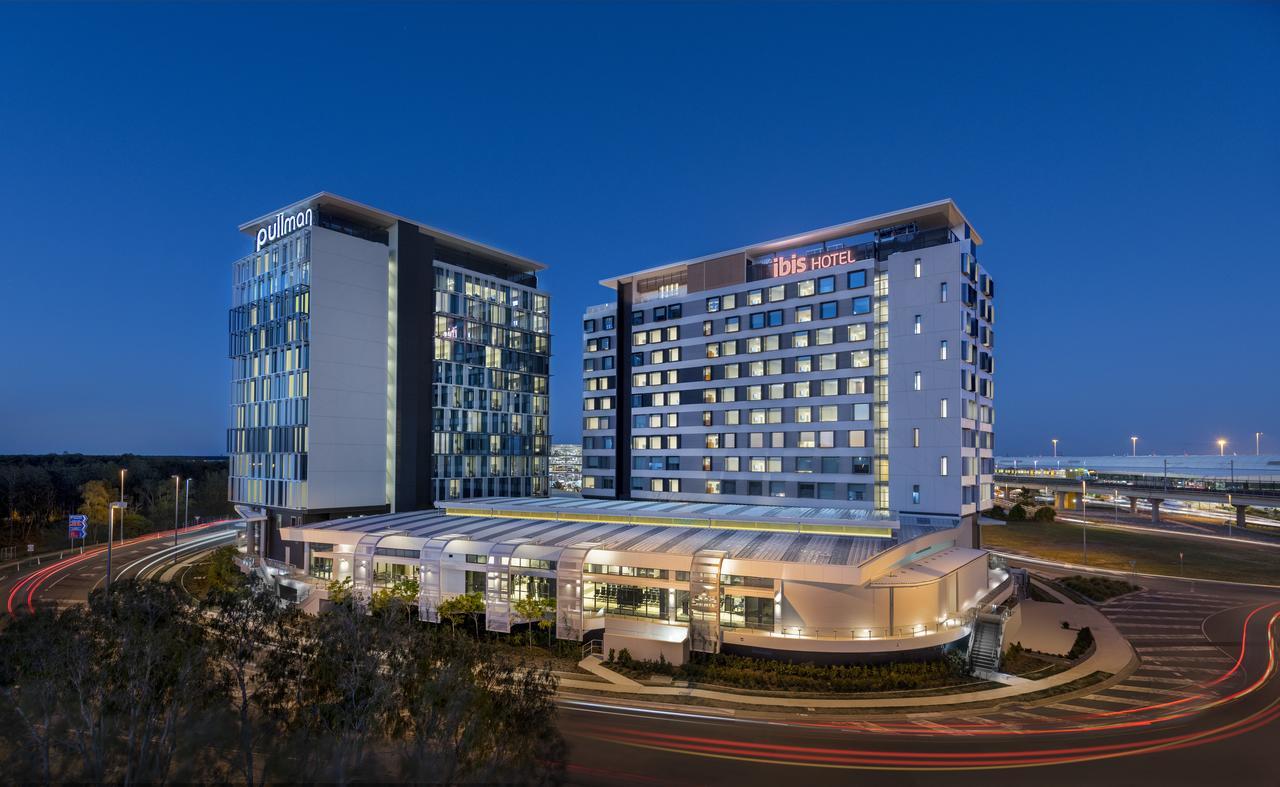 풀먼 브리즈번 공항 호텔 외부 사진 The hotel at night