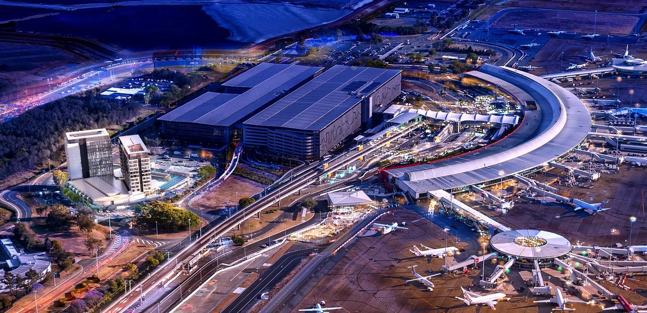 풀먼 브리즈번 공항 호텔 외부 사진 Aerial view of the airport at night